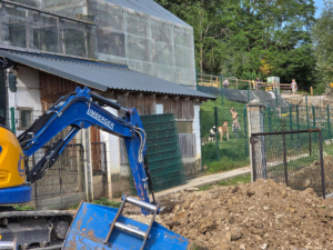 Baustelle mit Hunden im Hintergrund Baustelle mit Hunden im Hintergrund
