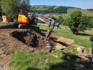 Bagger mit großem Aushub Bagger mit großem Aushub