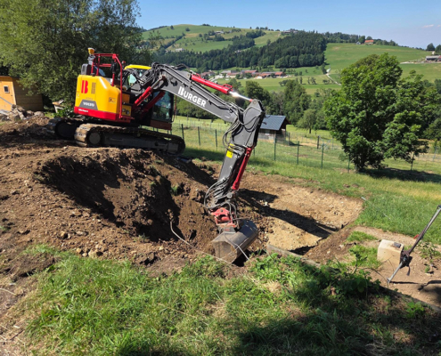 Bagger mit großem Aushub Bagger mit großem Aushub